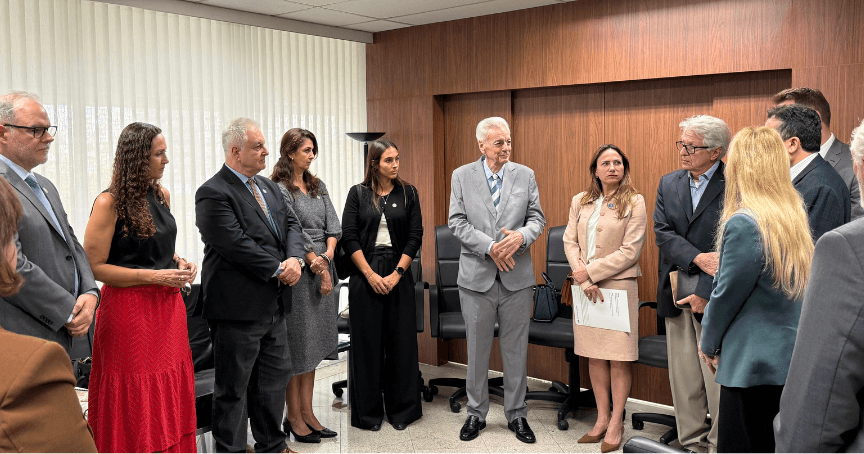 Conselheiro Presidente Domingos Dissei recebe convidados na Sala da Presidência do TCM-SP