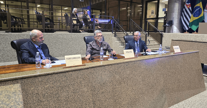Dir. para esq.: Pedro Evangelista, Chefe de Gabinete do Conselheiro Domingos Dissei; Rubens Vieira, pesquisador do IPT; e Rubens Chammas, Chefe de Gabinete da Presidência do TCM-SP